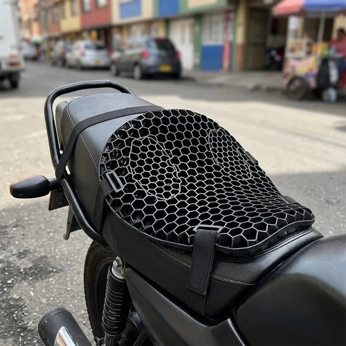 Cojín de gel instalado sobre el asiento de una moto