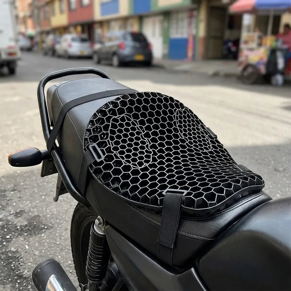 Cojín de gel instalado sobre el asiento de una moto